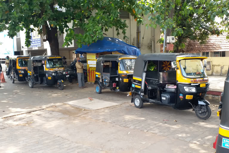 Passengers should pay rickshaw drivers more than the meter rate: RTO