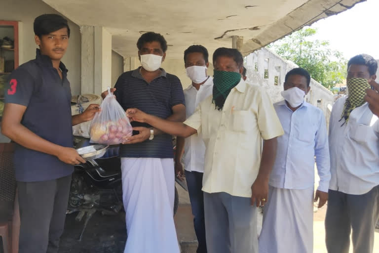 daily needs distribute by tpd bjp janasena leaders at laaveru in srikakulam district