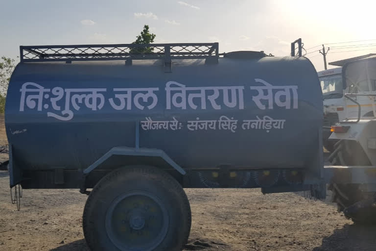 International shooter Sanjay Singh is distributing free water in Tanodia village of agar