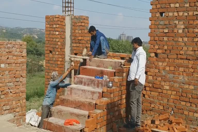 With the resumption of construction work, the construction workers breathed a sigh of relief