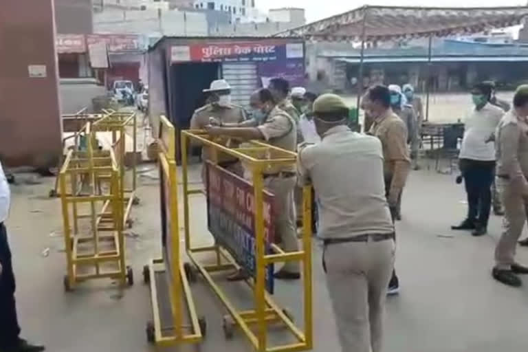 150 laborers being loaded in three trucks on the border of Greater Noida and Gaziabad were stopped