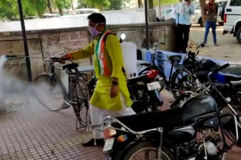 bichhiya-mla-narayan-singh-patta-was-seen-sanitizing-the-parking-lot