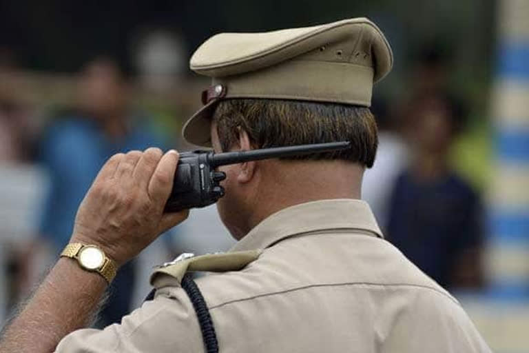 COVID-19 lockdown  bullying  police complaint  Kerala  சிறுமிகள் மீது புகாரளித்த சிறுவன்  கேரளாவில் சிறுவன் புகாரால் காவலர்கள் அதிர்ச்சி