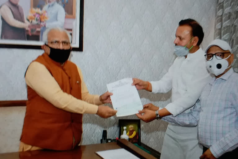 Haryana Congress Committee handed over 40 lakh check to Chief Minister for help of labourers