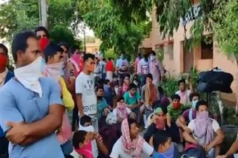 migrant labours dharna at dwaraka tirumala west godavari