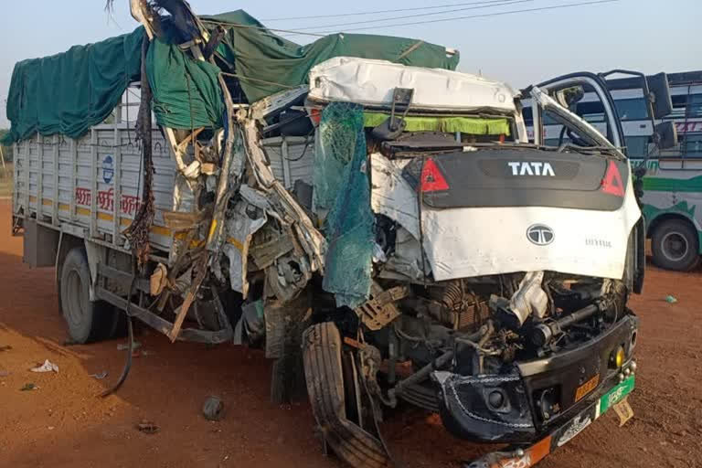 8 migrants dead  50 injured in road accident in Madhya Pradesh  ട്രക്ക് ബസുമായി കൂട്ടിയിടിച്ച് എട്ട് കുടിയേറ്റക്കാർ തൊഴിലാളികൾ മരിച്ചു  കുടിയേറ്റക്കാർ തൊഴിലാളികൾ മരിച്ചു