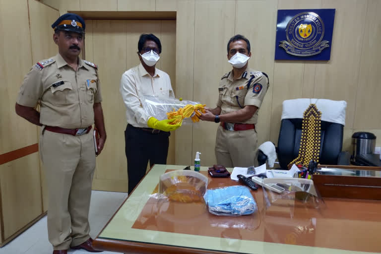 mp arvind Sawant distributed mask to police personnel