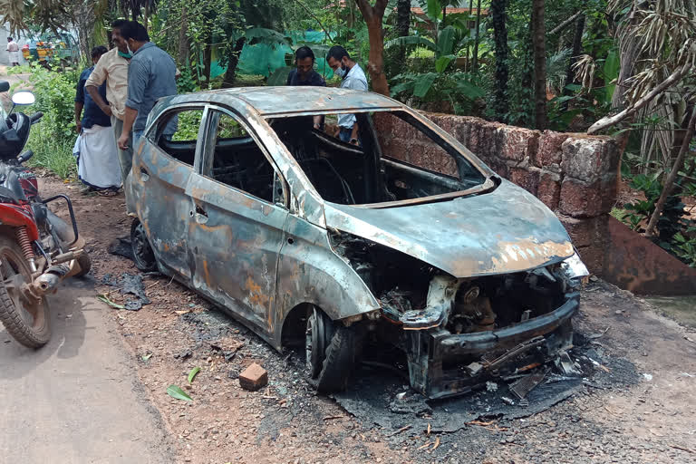 കോഴിക്കോട് നാദാപുരത്ത് നിർത്തിയിട്ട കാർ കത്തി നശിച്ചു  കല്ലുമ്മലിൽ  ഇയോൺ കാറാണ് കത്തി നശിച്ചത്  പൊലീസ് കേസെടുത്ത് അന്വേഷണം തുടങ്ങി  ദുരൂഹത  കാർ പാർക്ക്