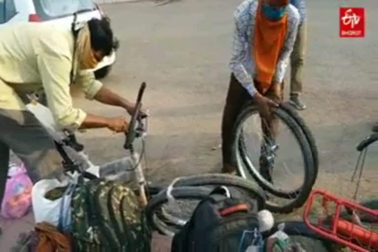 Stranded youth buy bicycle to travel back home state, luckily find train