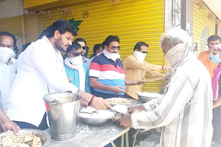 अमरावतीत युवा स्वाभिमान पक्षाच्यावतीने गरिबांसाठी मोफत जेवणाची सोय