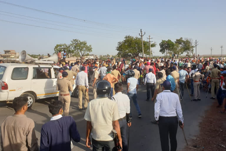 Gujarat: Migrants block highway in Kutch, pelt stones