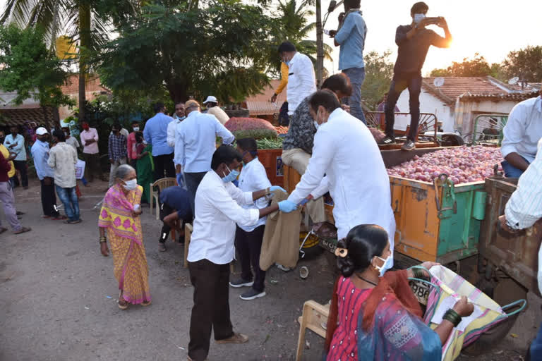 Dharwad District Congress President helped farmers