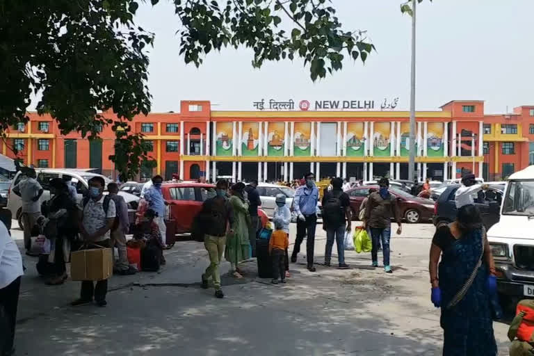 Passengers reaching New Delhi railway station by special trains