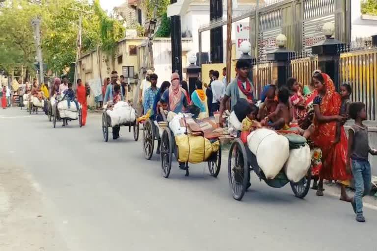 migrant laborers left for Bihar from Sahibganj, migrant laborers in Sahibganj,  migrant laborers left during lockdown,  Migrant laborers of Bihar stranded in Sahibganj, गढ़वा से निकले बिहार के प्रवासी मजदूर,  साहिबगंज में फंसे बिहार के प्रवासी मजदूर