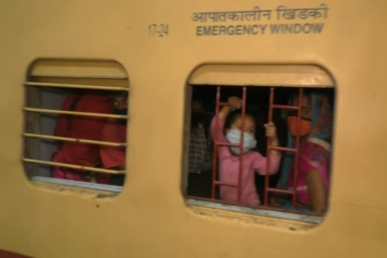 migrant laborers reached varanasi station