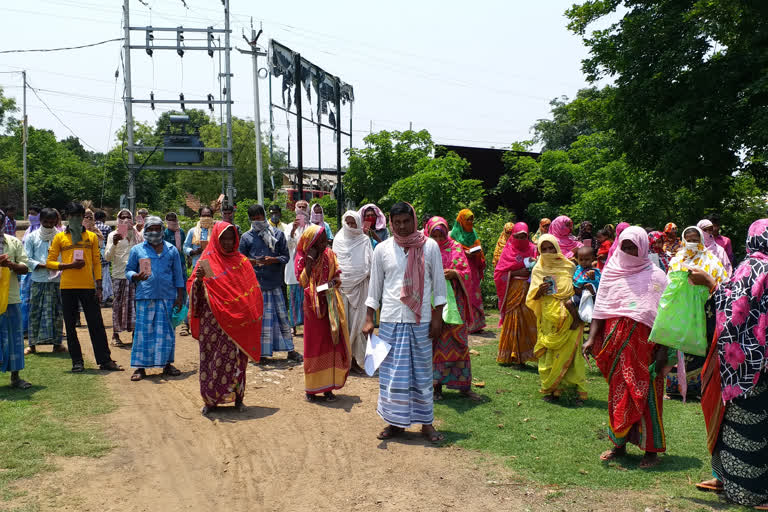 ration dealer abusing the villagers for asking for grain in pakur