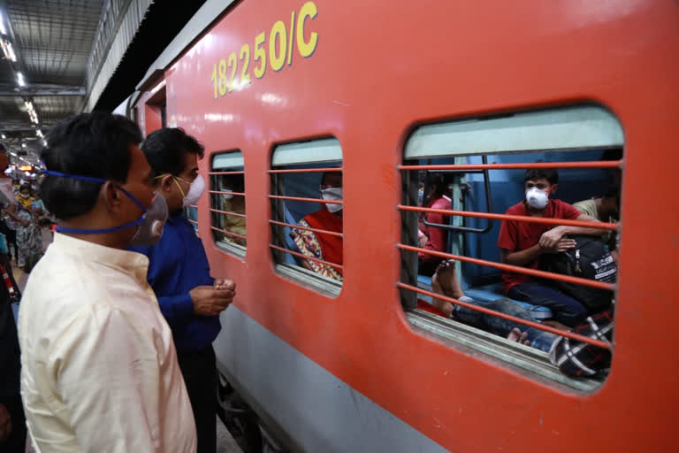 From Indore, the people of Rewa also left for their homes by train