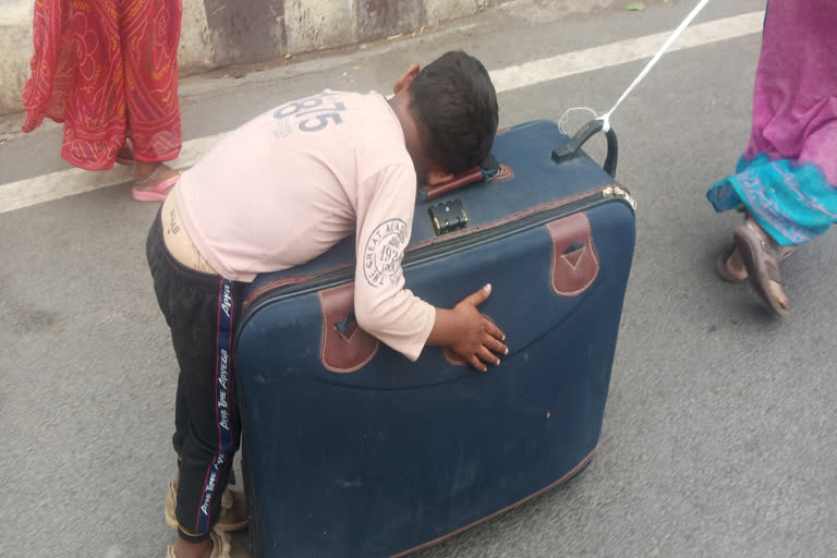 video goes viral of mother bring her child on suitcase in agra