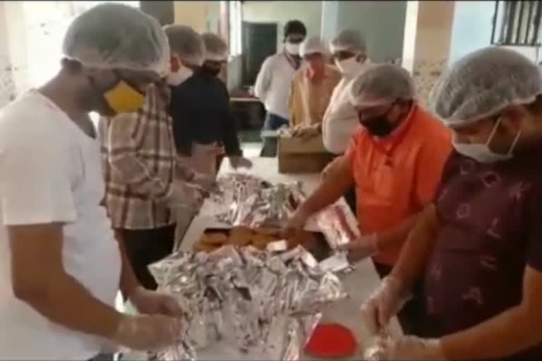 Youth of Mahuri Vaishya Mandal are preparing food packets in koderma