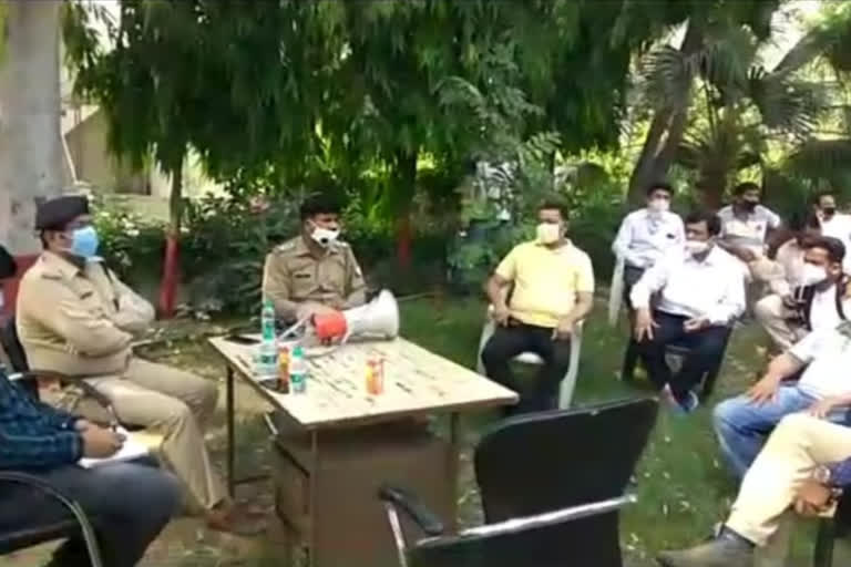 Officers held meetings with businessmen in ghaziabad during lockdown