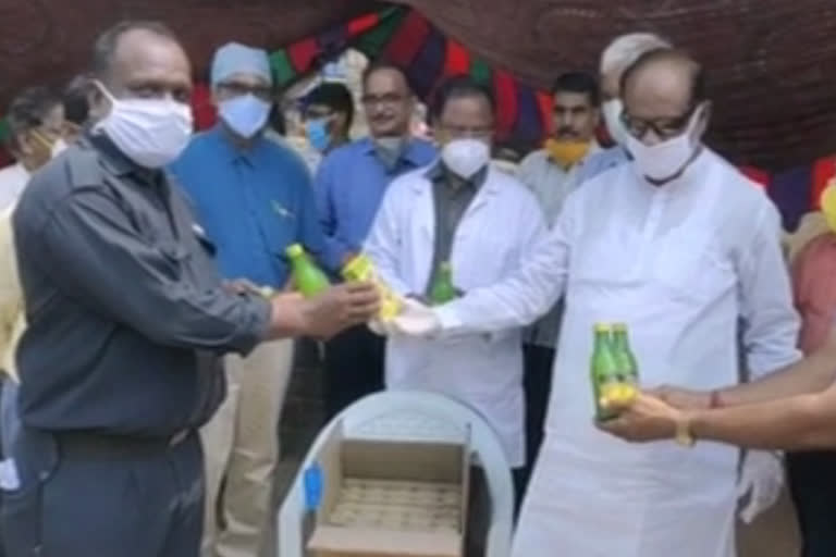 a former BJP president Laxman distributed fruit juices to Gandhi's doctors