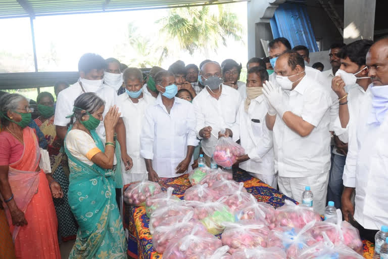 minister shankaranarayana distributed needs to poor at adadakulapalli