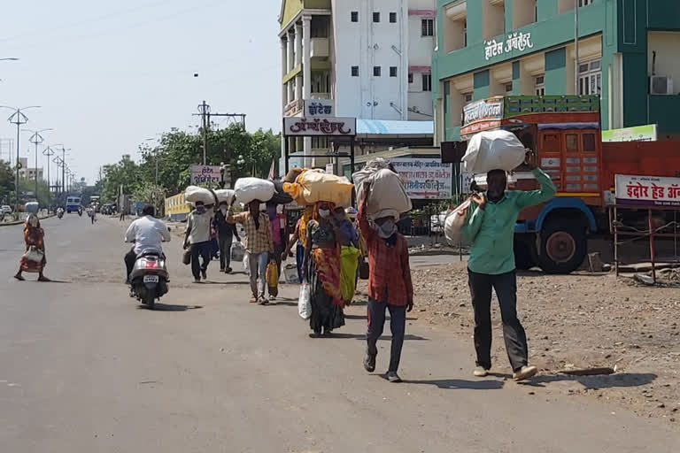 migrant workers in solapur leave for homes on foot