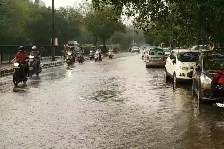 delhi roads submerged due to rain and hailstorm