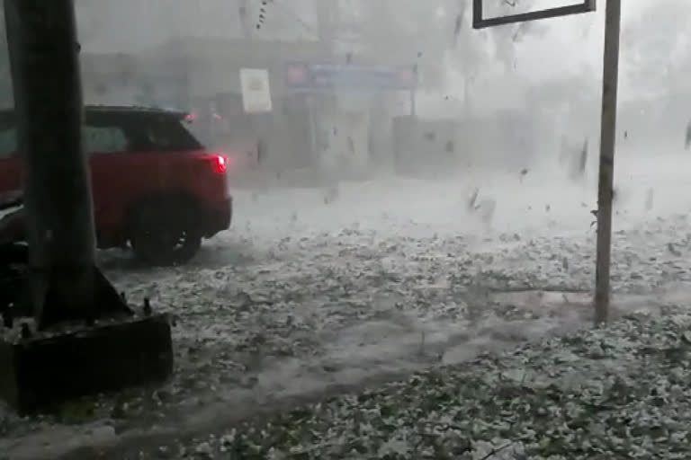 people panic due to strong thunderstorm hailstorm