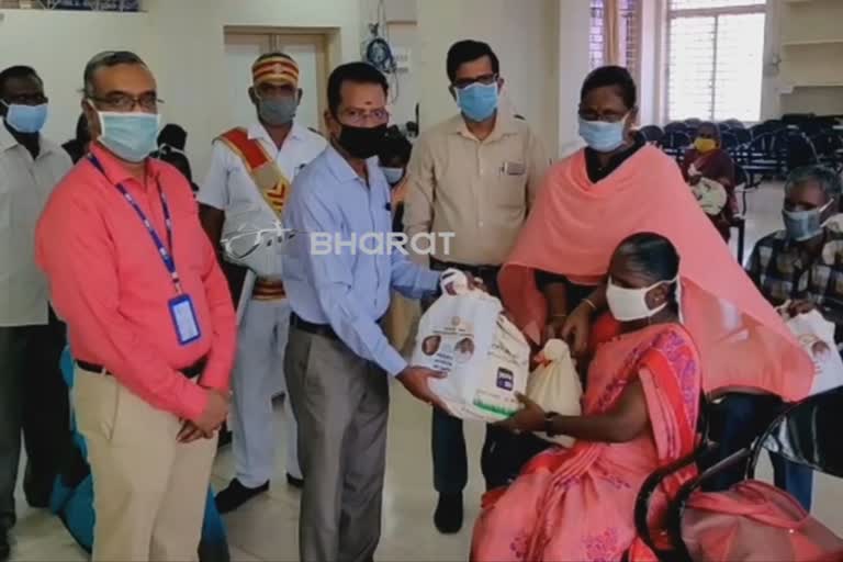 karur district collector and sbi gave-essential-items-for-differently-abled-person