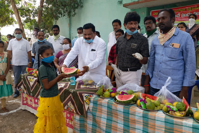 teachers association given fruits to 500 students on behalf of mla kondeti chittibabu