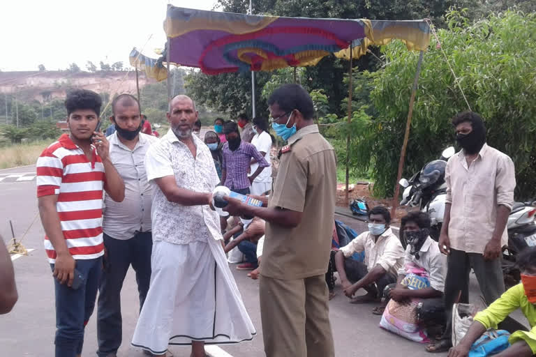 Gram Panchayat Member provide food  to migrant workers