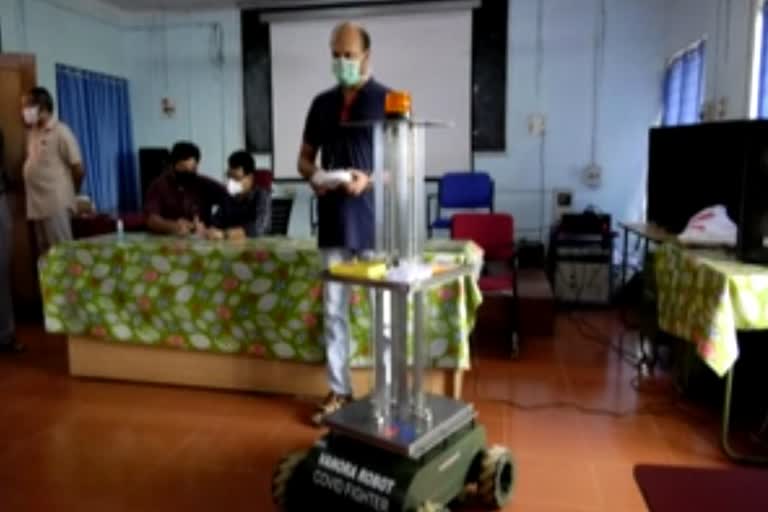 Robot  disinfect  Kanhangad District Hospital  Cleaning  Kanhangad  covid-19  യോര്‍ക്ക് യൂണിവേഴ്‌സിറ്റി  കാഞ്ഞങ്ങാട്  കാഞ്ഞങ്ങാട് ജില്ലാ ആശുപത്രി  റോബോട്ട്  അള്‍ട്രാവയലറ്റ് രശ്മികള്‍  അണുവിമുക്തം  കൊവിഡ്-19