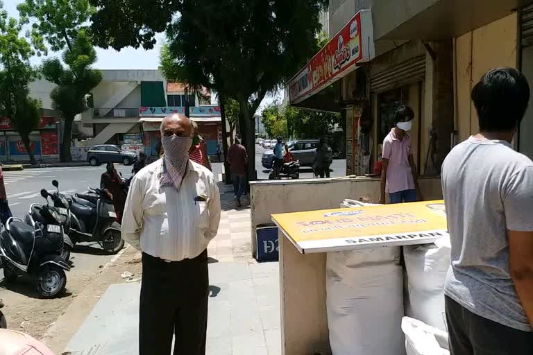 essentials-shop-opened-in-ahmadabad-from-today-in-lockdown-period