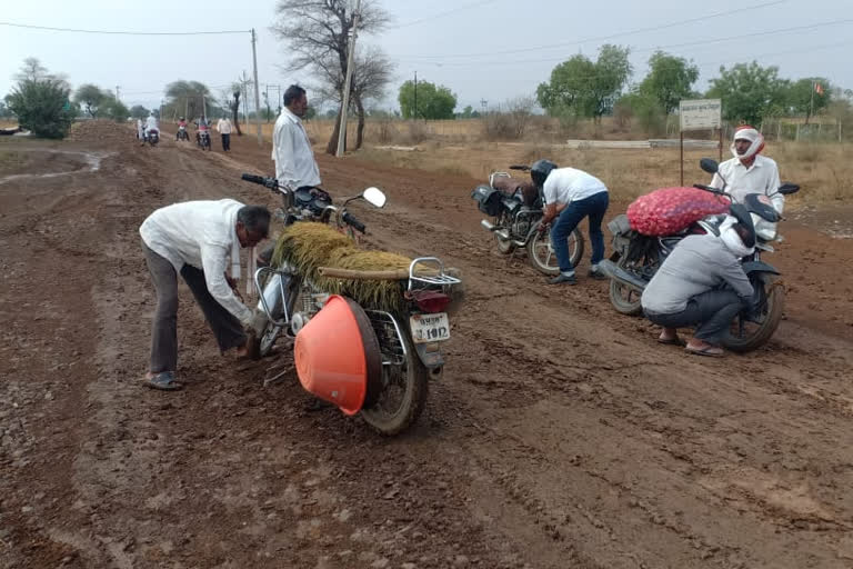 hivarkhed telhara road  rain news akola  akola latest news  हिवरखेड तेल्हारा राज्य महामार्ग  अकोला लेटेस्ट न्युज