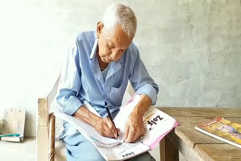 Senior Bundelkhandi litterateur making people aware of Corona