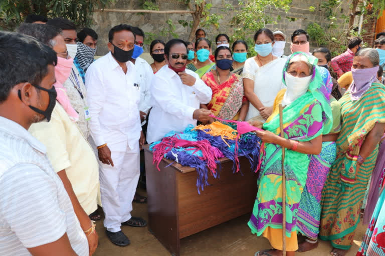 gwmc mayor gunda prakash masks distribution in warangal