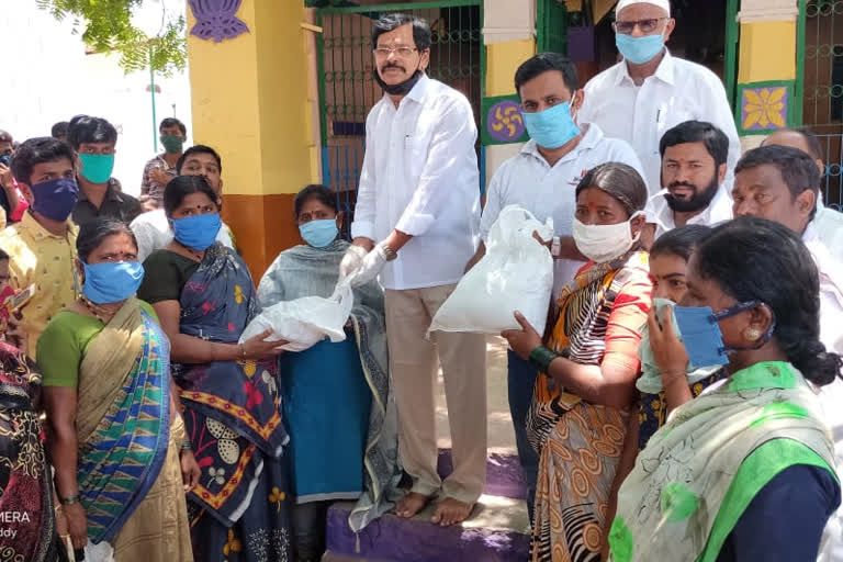 whip kapu ramachandrareddy ditributes essential commodities at ananthapur