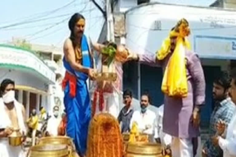 mla bollam mallaiah yadav worships to god in suryapet district