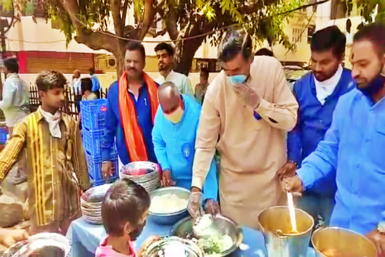 bjp-muralidhar-rao-distribution-food-for-poor-people-at-basheerbag-hyderabad