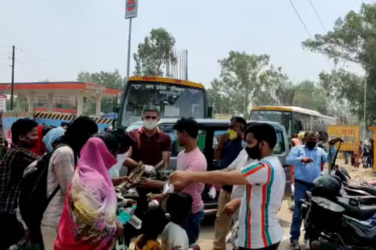 these rozedar in ghaziabad morta village feeding laborers during lockdown