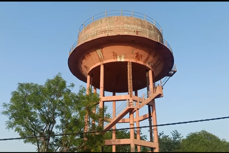 Nagar parishad of gadimalhara of chhatarpur is reparing water tank shut since 12 years