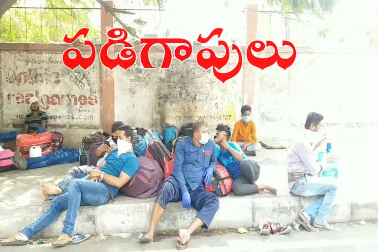 odisha migrant workers waiting for bus