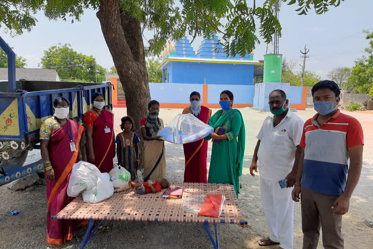 anganwadi teachers distributed groceries to pregnant