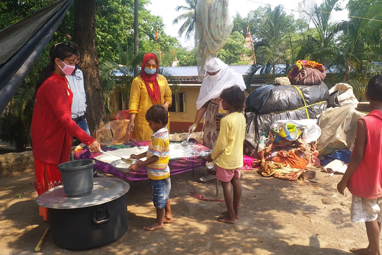 Women feeding food to the poor in Jamshedpur