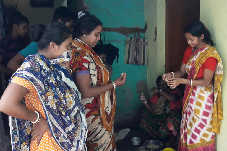 রেশনের আটায় প্লাস্টিক মেশানোর অভিযোগ ইংরেজবাজারে