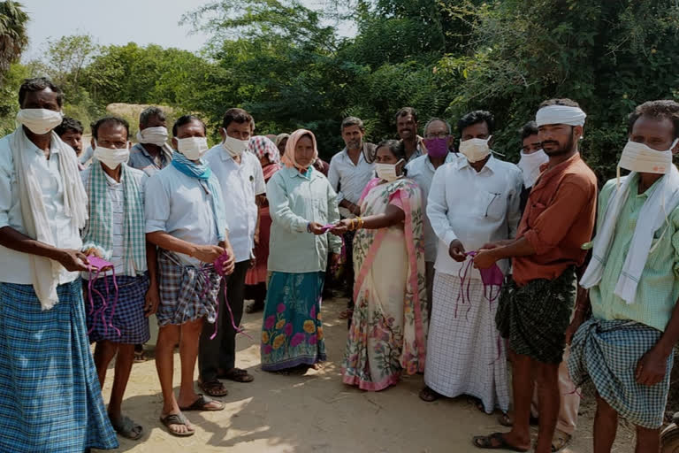 mask distribution to upadhi haami labours