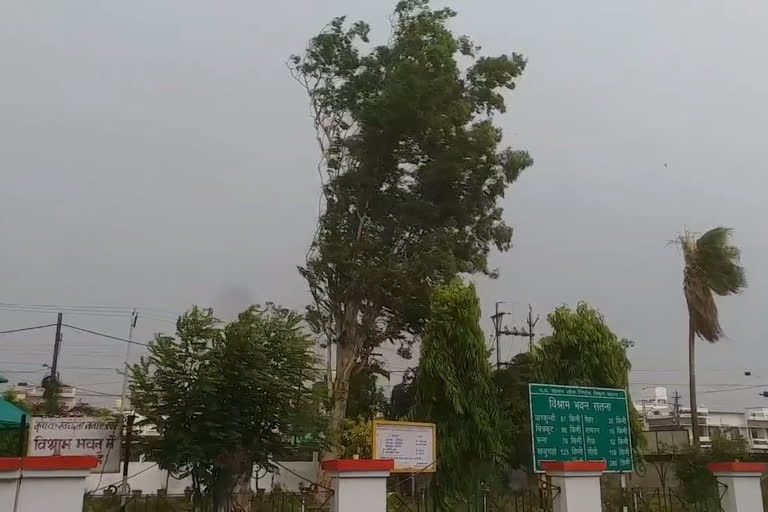 Heavy rain with unseasonably winds in Satna district