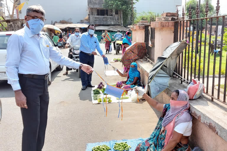 ધરમપુર નગરપાલિકા દ્વારા શ્રમિકોને માસ્‍ક તથા ફુડ પેકેટનું કરાયું વિતરણ