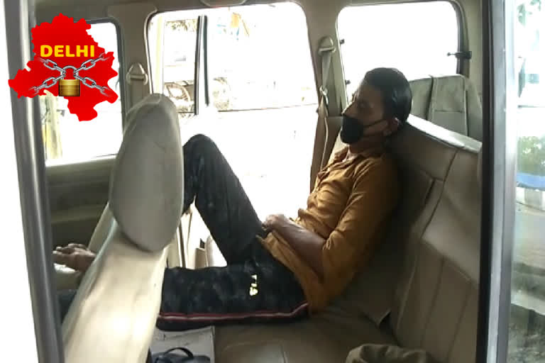 man living in car during lockdown in seelampur area